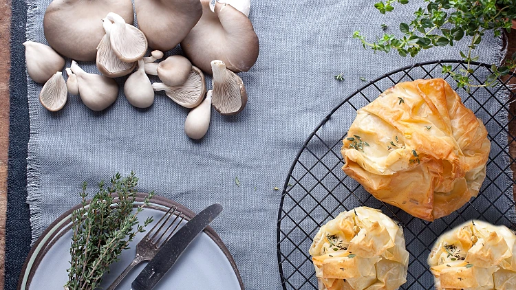 מאפה פילו עם פטריות יער וגבינת עיזים