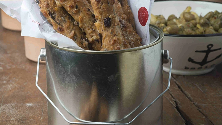 מקלוני גבינה עם זיתים ועגבניות מיובשות