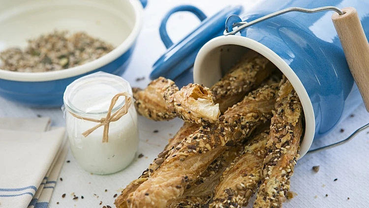 מקלות מלוחים ותערובת גרעינים