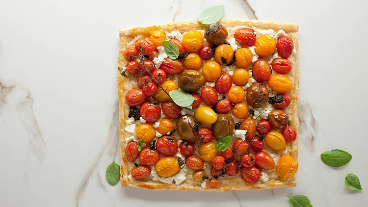 מאפה בצק עלים ועגבניות