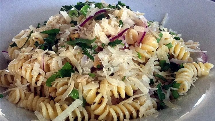 סלט פסטה עם אספרגוס וגבינת עזים של השף שחר דבח