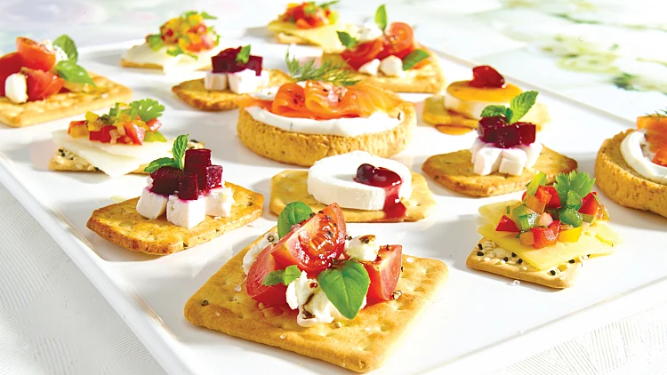 קטנים ומטריפים • קרקרים עם מגוון תוספות