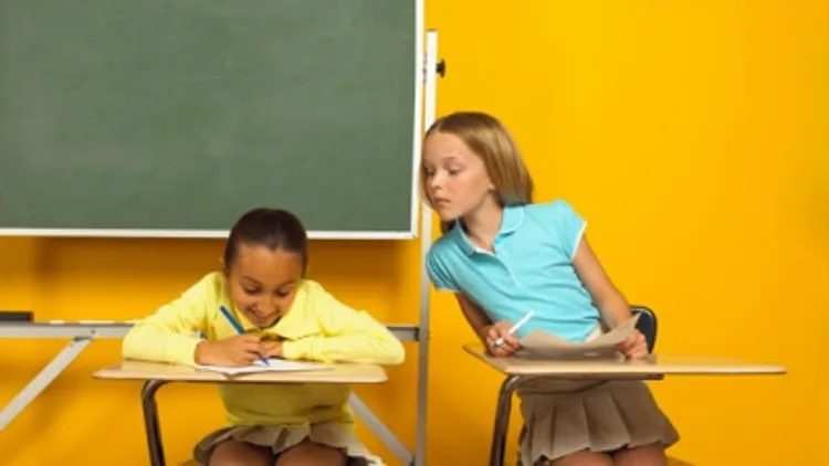 תלמידה מעתיקה מתלמידה אחרת במבחן