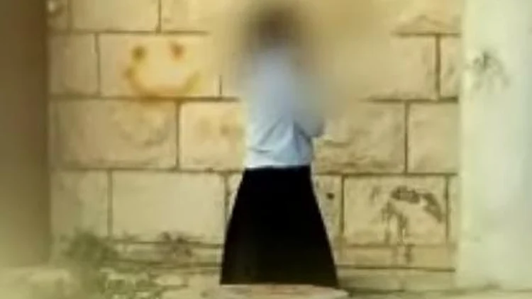 נערת אולפנה מטושטשת