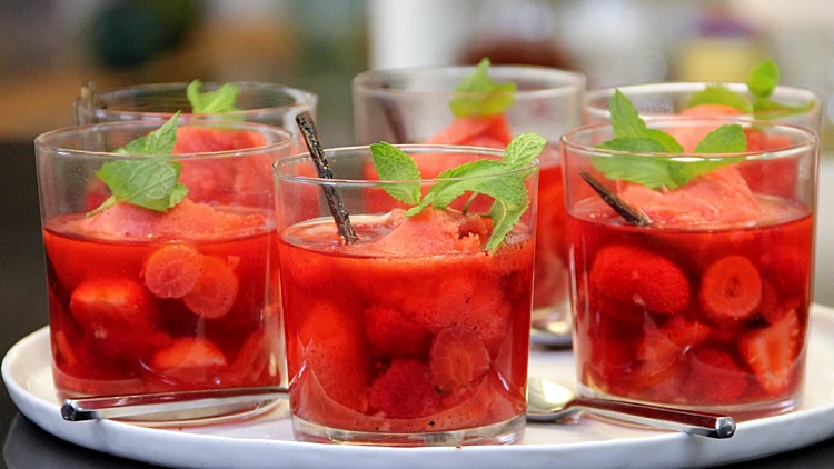 מרק פירות אדומים עם סורבה