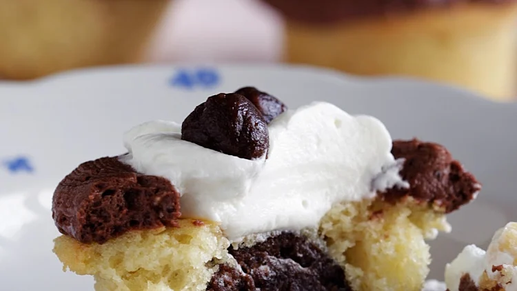 קאפקייקס וניל במילוי כדור שוקולד