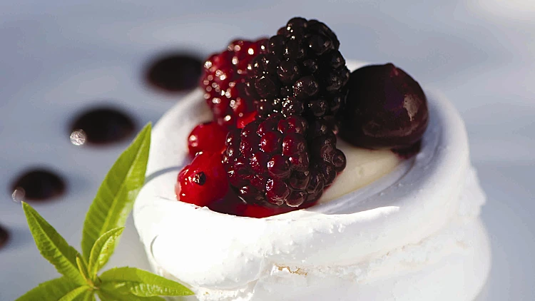 פבלובה עם פטיסייר ופירות יער של יערות הכרמל