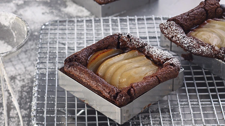 פאדג' שוקולד עם אגסים ובצק פריך