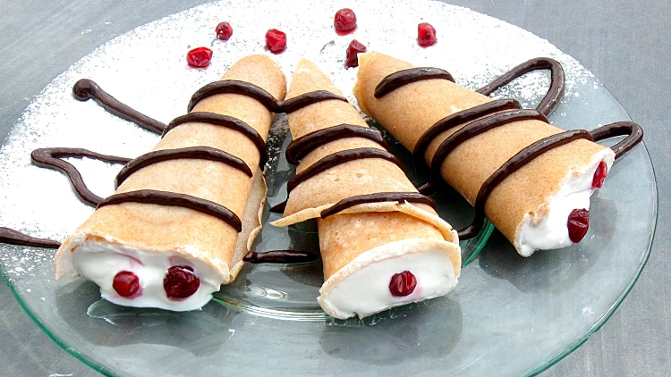 קונוס בלינצס במילוי גבינה וחמוציות עם גנאש שוקולד