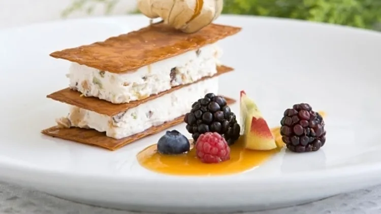 נוגאט גלאסה - פרפה שמנת עם דקיקיות נוגטין