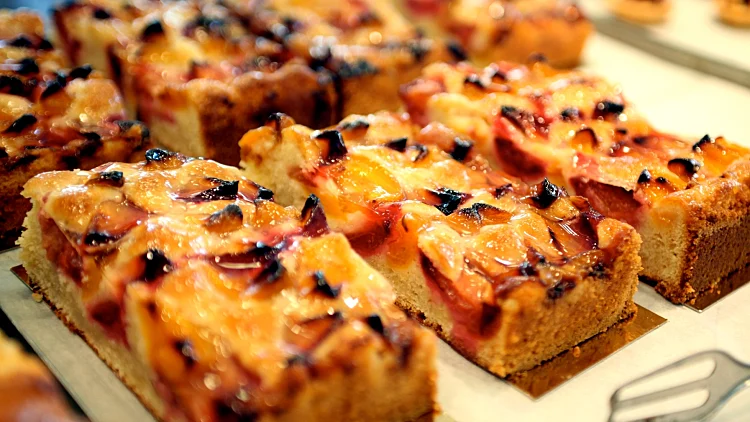 עוגת משמשים ושזיפים