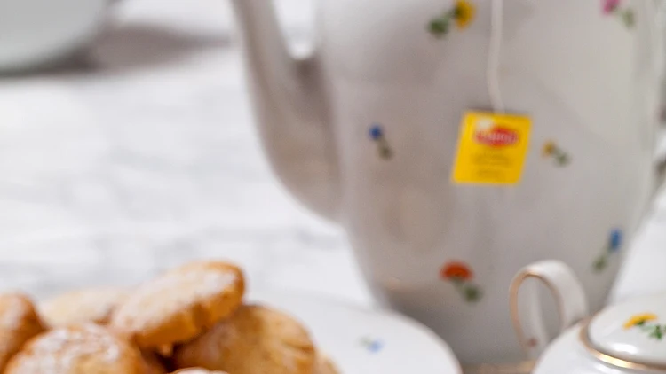 סהרוני עוגיות שקדים עם תה