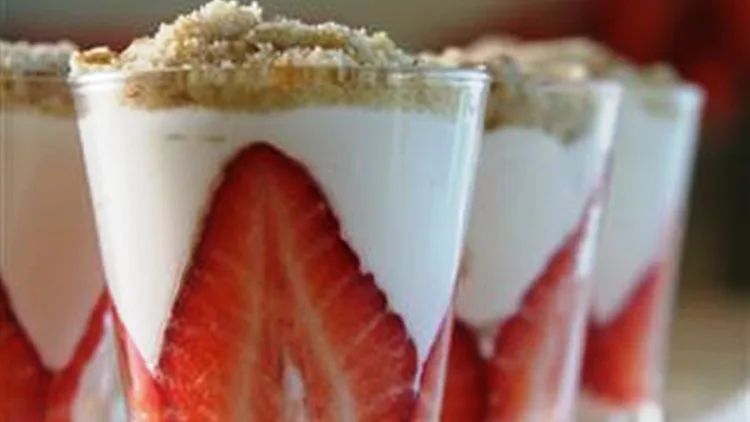 קרם גבינה ותותים עם קראמבל