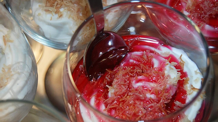 מלבי מוקצף עם שערות קדאיף מסוכרות