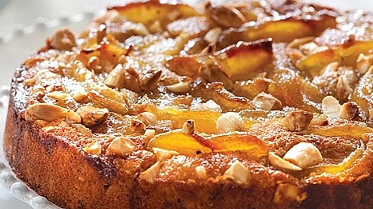 פיננסייר דבש עם תפוחים מקורמלים, תמרים ואגוזים