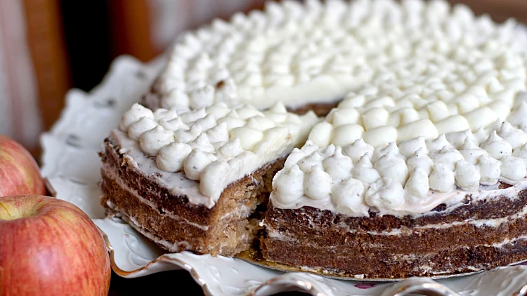 עוגת תפוחי עץ, פיסטוקים ואגוזי לוז עם קרם סילאן