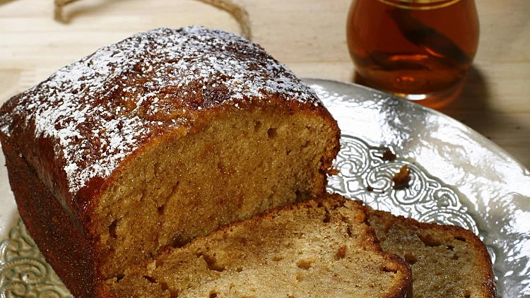 עוגת דבש עם משמשים