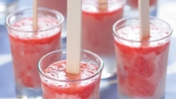 ארטיקים קטנים עשוים תותים בכוסות קטנות