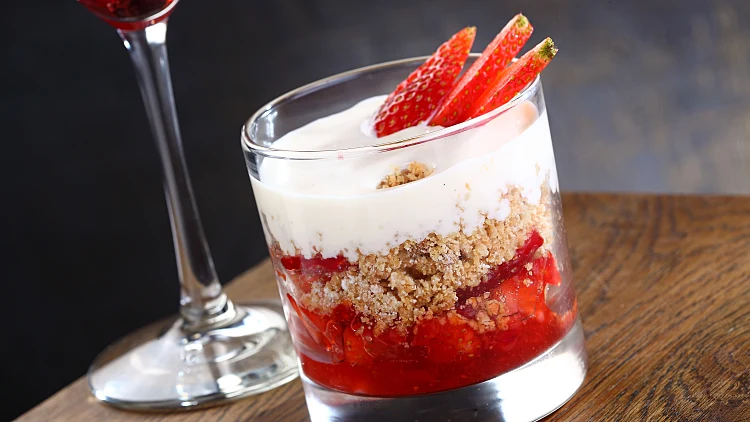 שטרויזל תותים בכוס עם קצפת