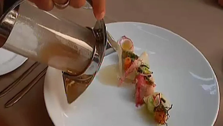 ניב גלבוע במסעדת אומגה 3 ביוון