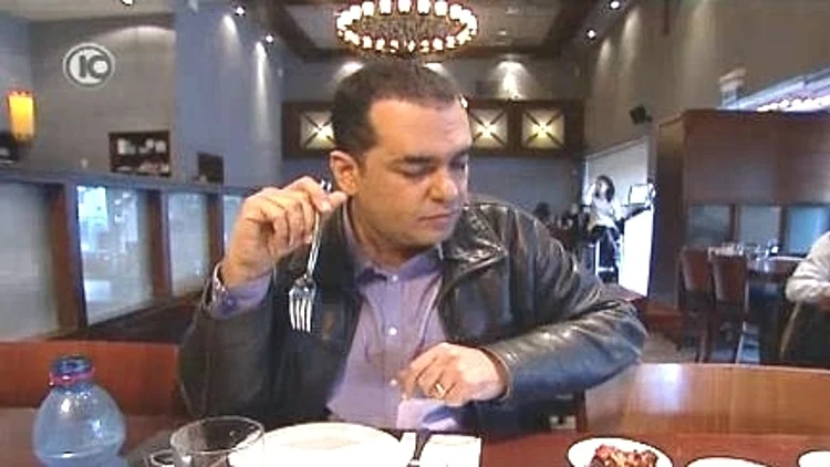 ניב גלבוע מבקר במסעדת הצדף