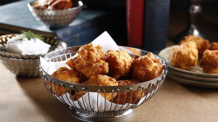 מפתיעות: מתכון לסופגניות גבינה מלוחות