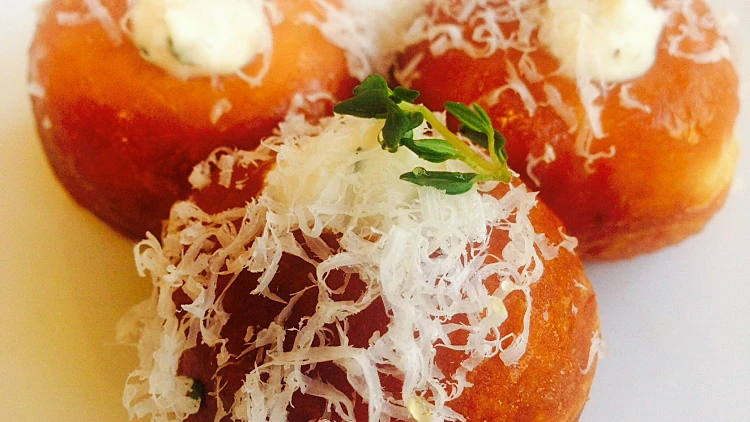 מתכון לסופגניות שמן זית במילוי גבינת עיזים