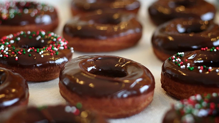 דונאטס בציפוי שוקולד וסוכריות צבעוניות