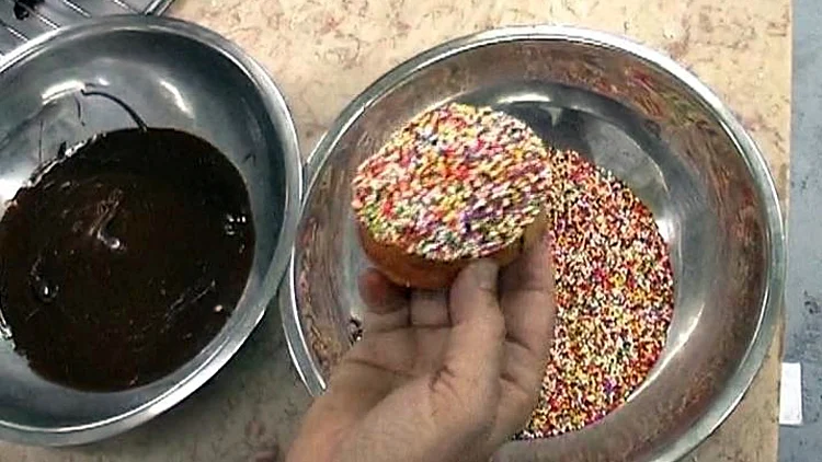 סופגניות בציפוי ריבת חלב וסוכריות צבעוניות - קונדיטוריות בן עמי