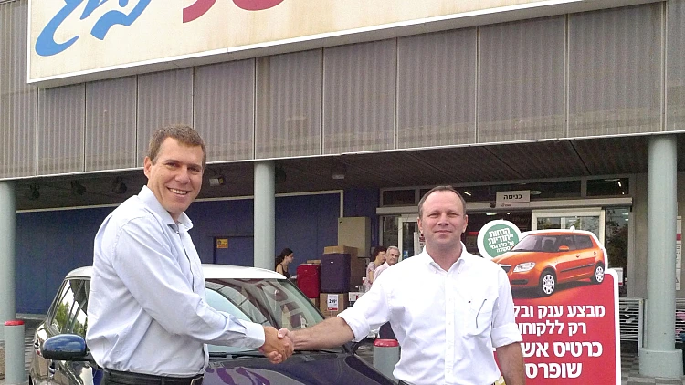 אלון פייט מנכ"ל שופרסל פיננסים וקובי בלום מנהל סקודה ישראל הכריזו על מבצע משותף: לקוחות כרטיס אשראי שופרסל קונים מכונית סקודה פאביה 1.6 אוט' במחיר מיוחד של 88,000 ₪ במקום 99,900 ₪ (הנחה של כ- 12% )