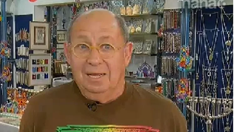 בעל חנות מתנות, אביה של ליהיא לפיד, אשת יאיר לפיד