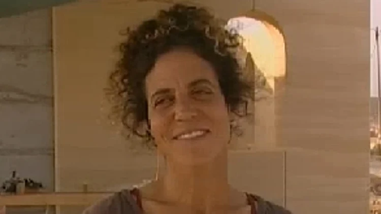 יזמית בניה ירוקה בונה בנגב בית מאדמה נגוחה