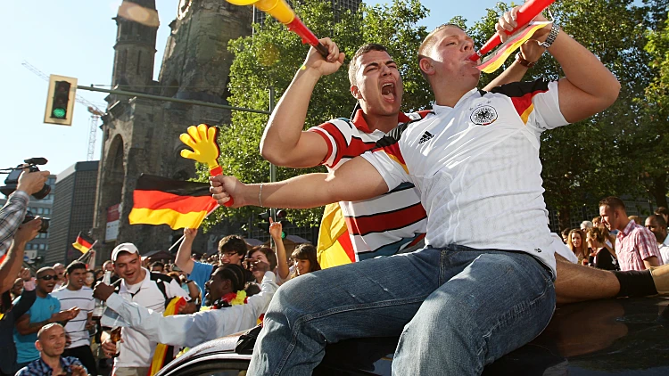 אוהדים גרמנים חוגגים אחרי ה-1:4 על אנגליה