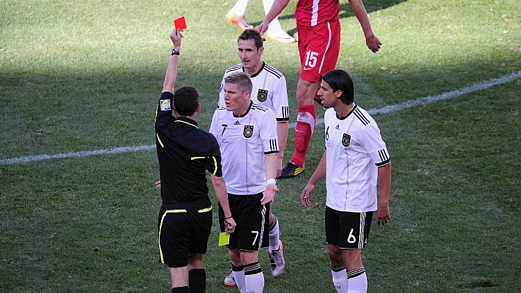 השופט מוציא אדום לקלוזה