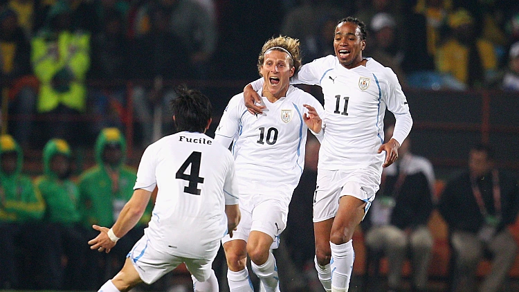 דייגו פורלאן וחבריו לנבחרת אורוגוואי חוגגים מול דרום אפריקה