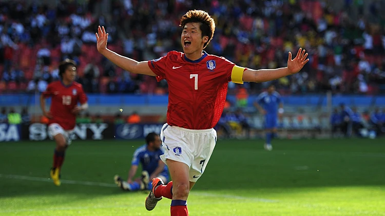 ג'י סונג פארק חוגג מול יוון