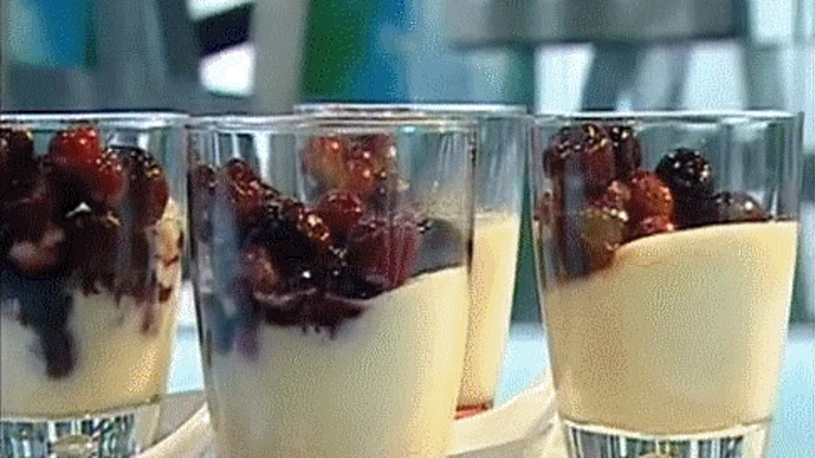 ג'לי שקדים עם דובדבנים טריים