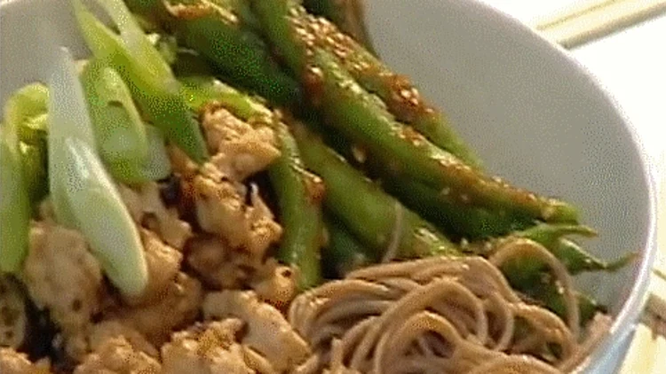 - אטריות סובה עם עוף טחון, חצילים וצ'ילי עם שעועית ירוקה ברוטב מיסו ושומשום