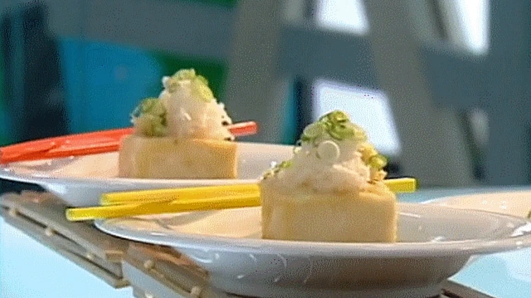 טופו מטוגן לצד סלט מלפפונים יפני