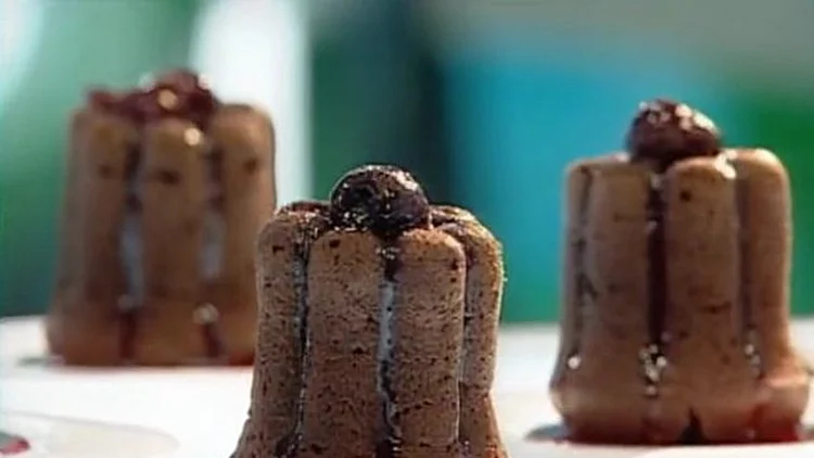 פונדנט שוקולד עם דובדבנים