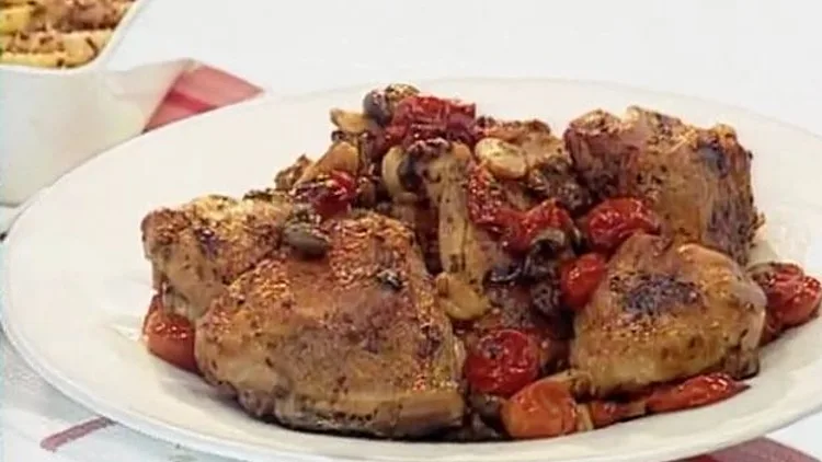 תבשיל עוף עם עגבניות שרי ווזיתים ירוקים בתוספת מניפת תפוחי אדמה עם זיתים