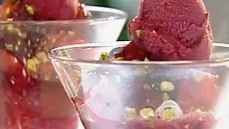 שזיפים מזוגגים עם פיסטוקים וגלידה