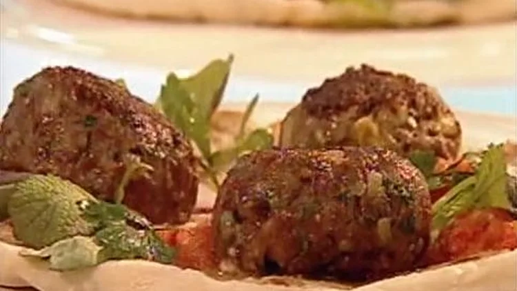 קבב טלה ממולא בחציל קלוי עם קולי עגבניות, טחינה לימונית וסלט ראשד