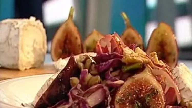 סלט כרוב אדום עם תאנים מזוגגות וגבינת צאן