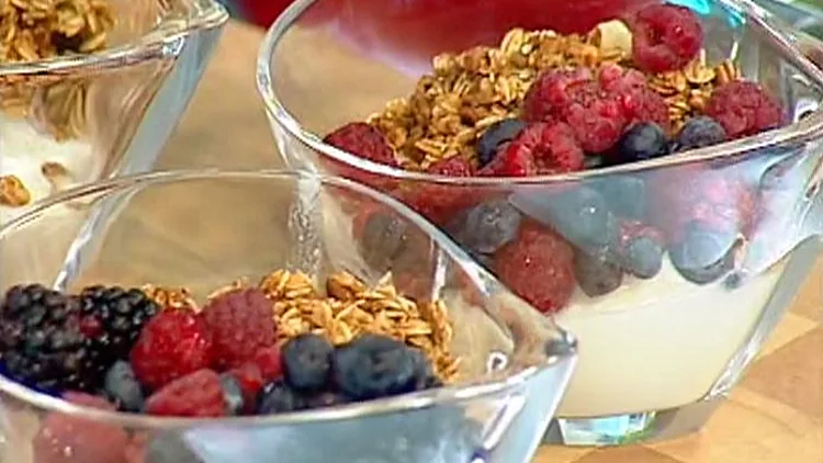 אהרוני מכין פירות אדומים עם יוגורט, דבש וגרנולה