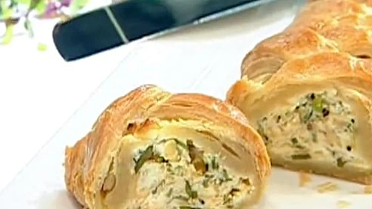 אהרוני מכין מאפה בצק עלים קלוע עם גבינות ובצל ירוק