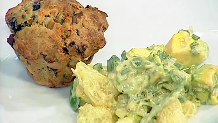 אהרוני מכין מאפינס פטריות וגבינות עם סלט אבוקדו