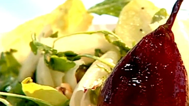 סלט אנדיב עם אגסים מבושלים ביין אדום וגבינת צאן