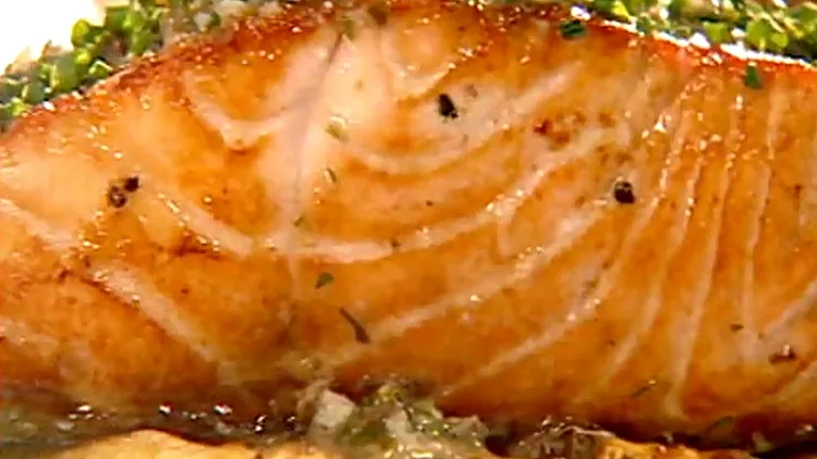 פילה סלמון צרוב בחמאת תבלינים עם קישואים ברוטב לימוני