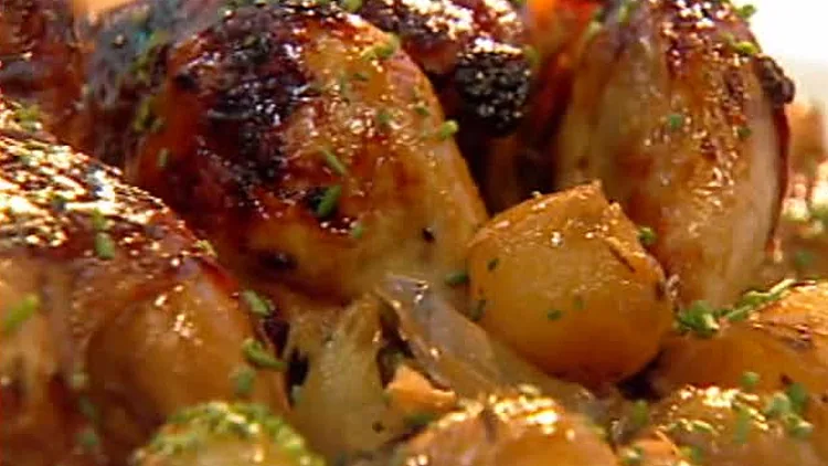 אהרוני מכין עוף שלם צלוי עם תפוחים